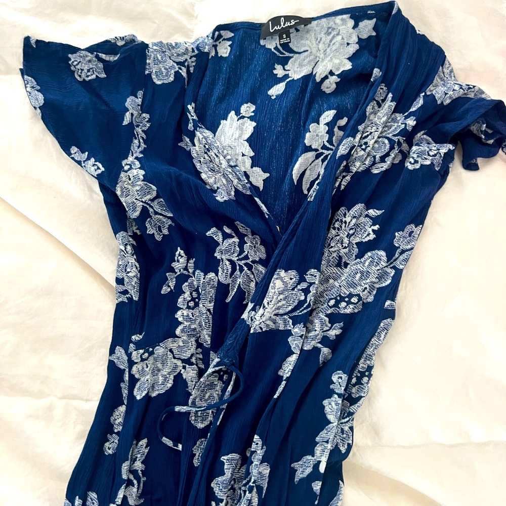Lulus Floral Navy and white maxi wrap dress